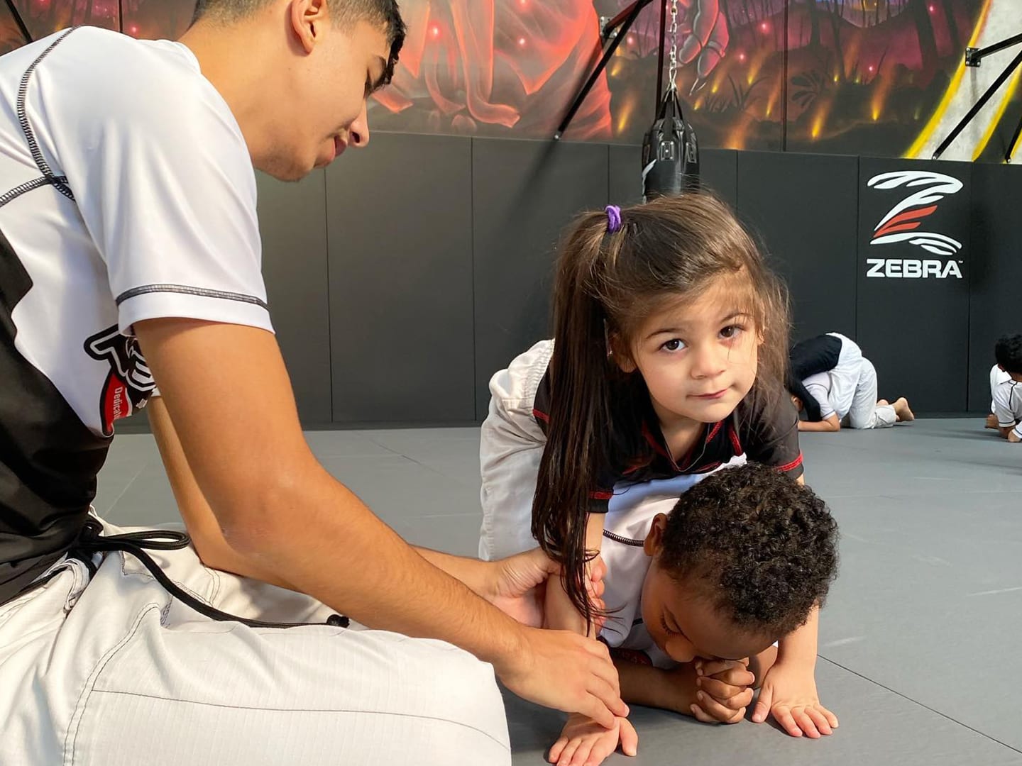 RESIZE-KID1 Girl training BJJ
